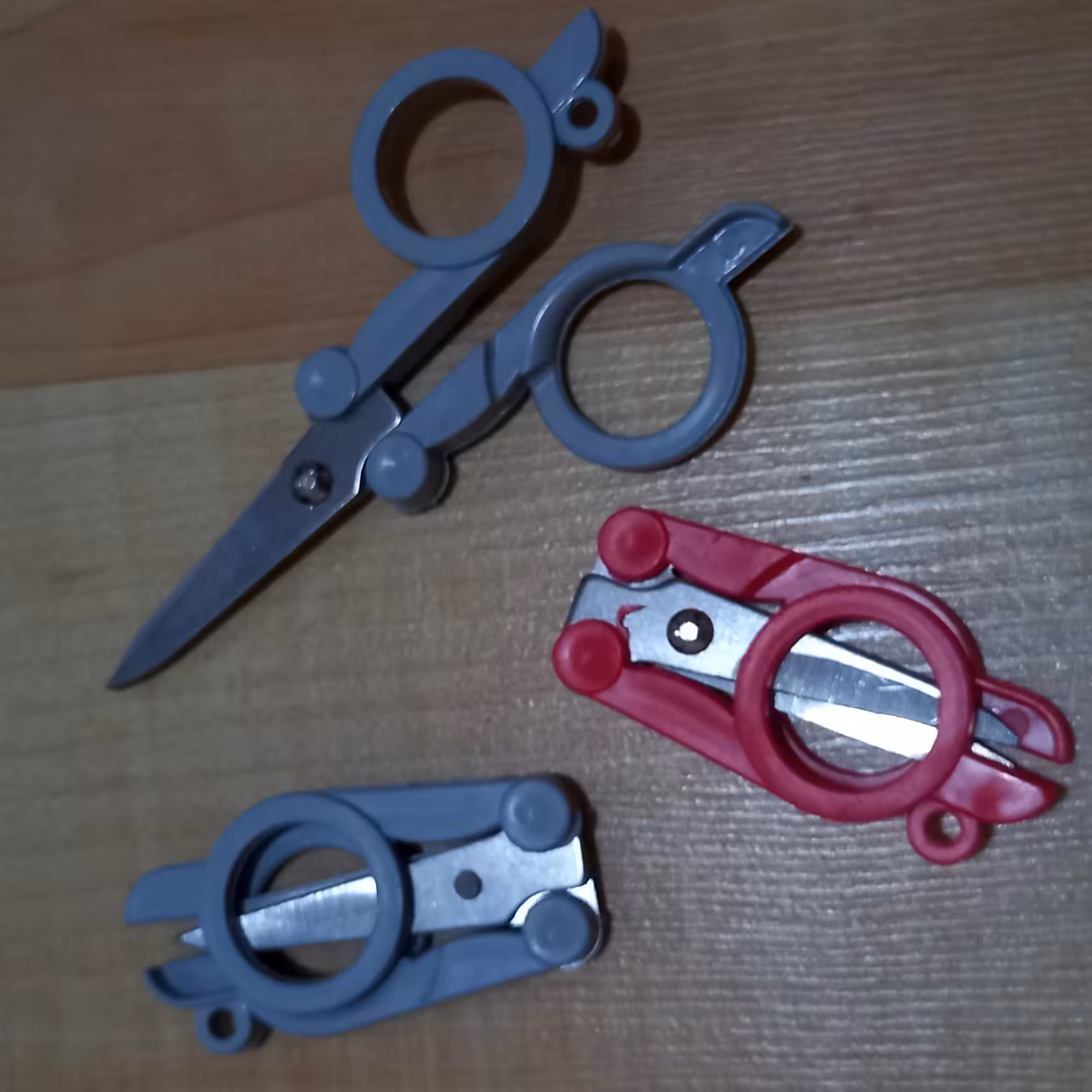 قیچی کوچک تاشو دسته پلاستیکی