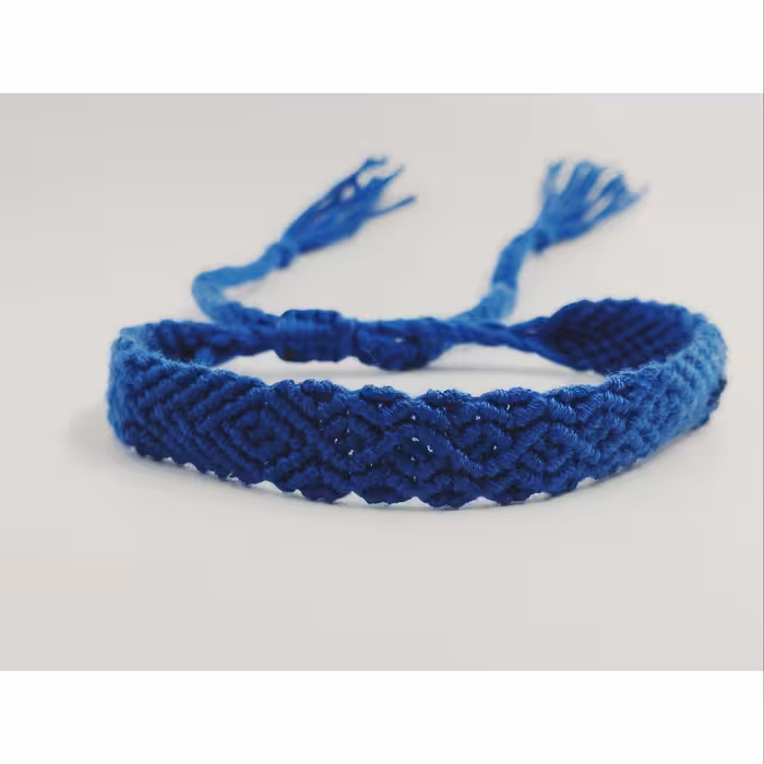 دستبند بافت رنگ آبی به عنوان پابند هم میشه استفاده کرد