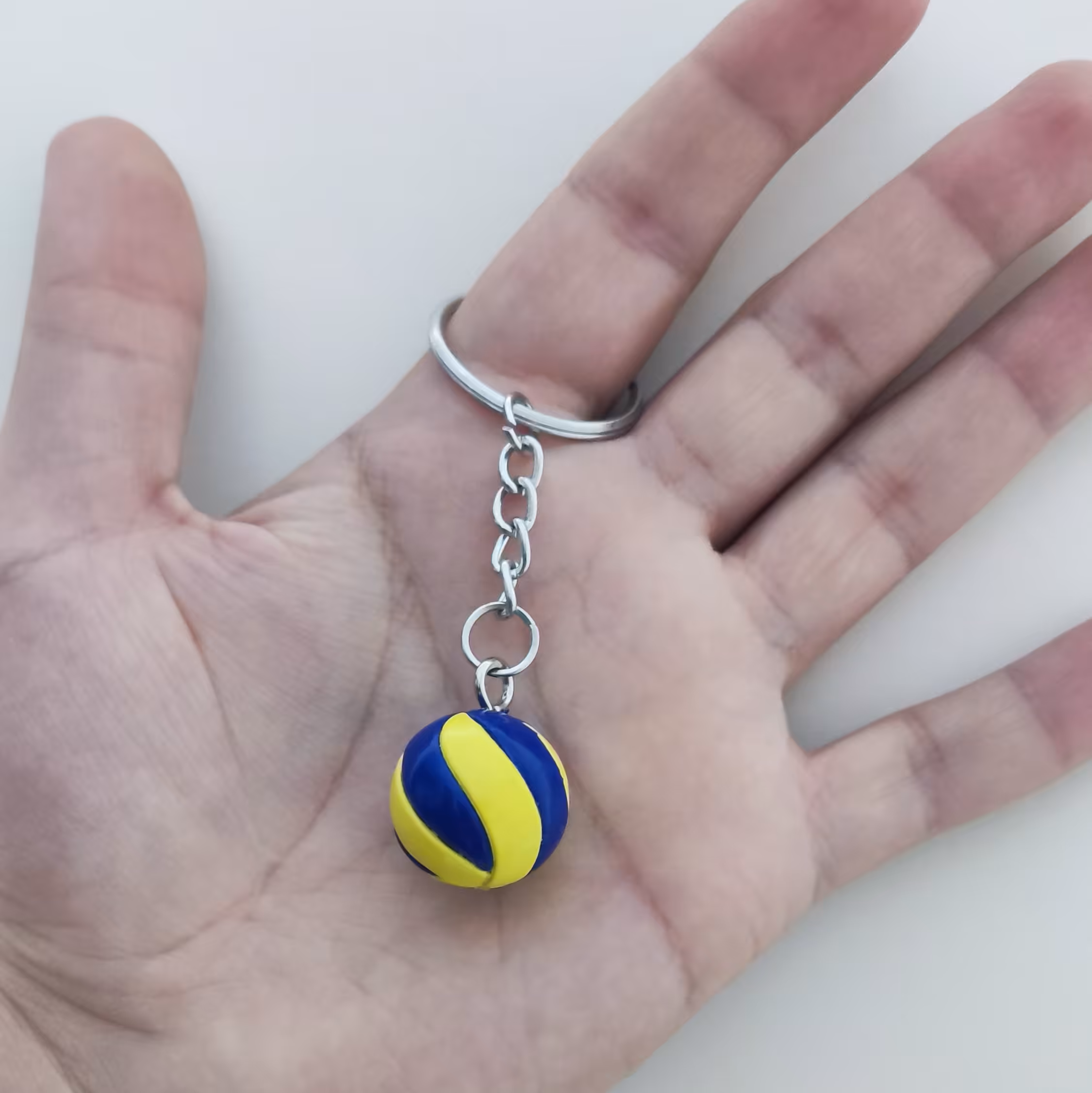 جاکلیدی طرح توپ والیبال سایز متوسط ترکیب رنگ زرد و آبی 