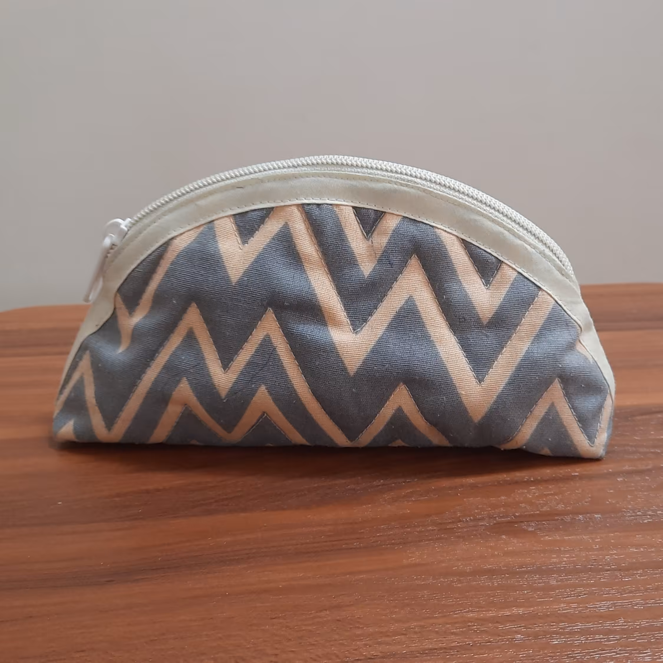 جامدادی پارچه ای  مطلسه دوزی شده