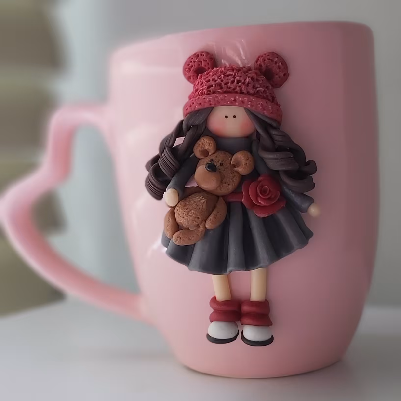 ماگ تزیین شده با خمیر پلیمری ایرانی،رنگ ماگ و رنگ لباس و موهای عروسک به سلیقه شما مشتری فزیز