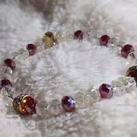 دستبند  سلطنتی زرشکی و بی رنگ   