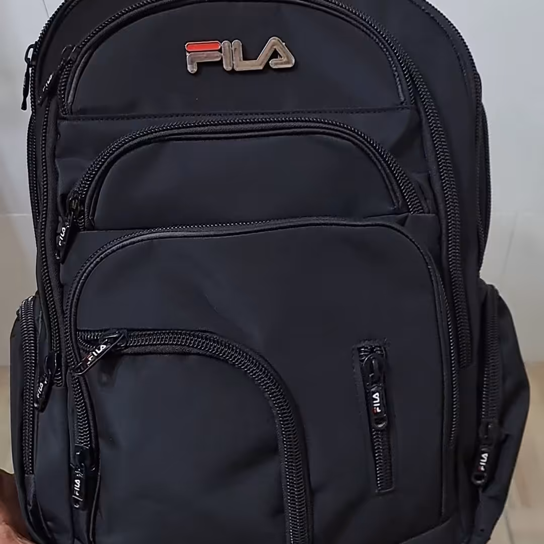 کوله پشتی مدرسه و دانشگاه فیلا جادار. هنذفری وUSB دار . جالپ تابی .پشت طبی مشکی دارای 12 جیپ  