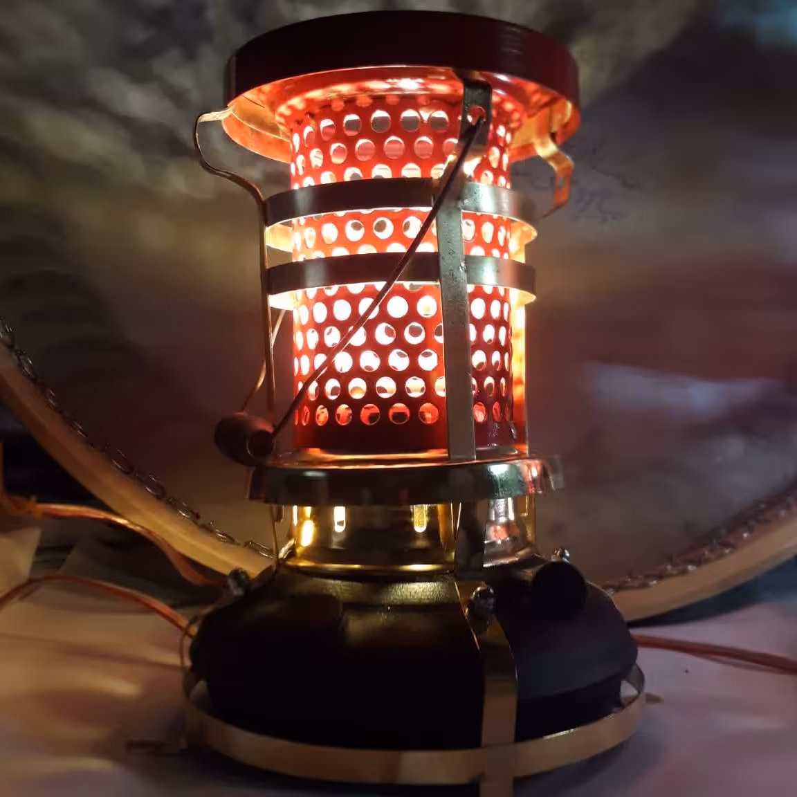 چراغ خواب علاءالدین هم برقی داره هم نفتی هم تزئیناتی و هم بعنوان شب خواب میشه استفاده کرد