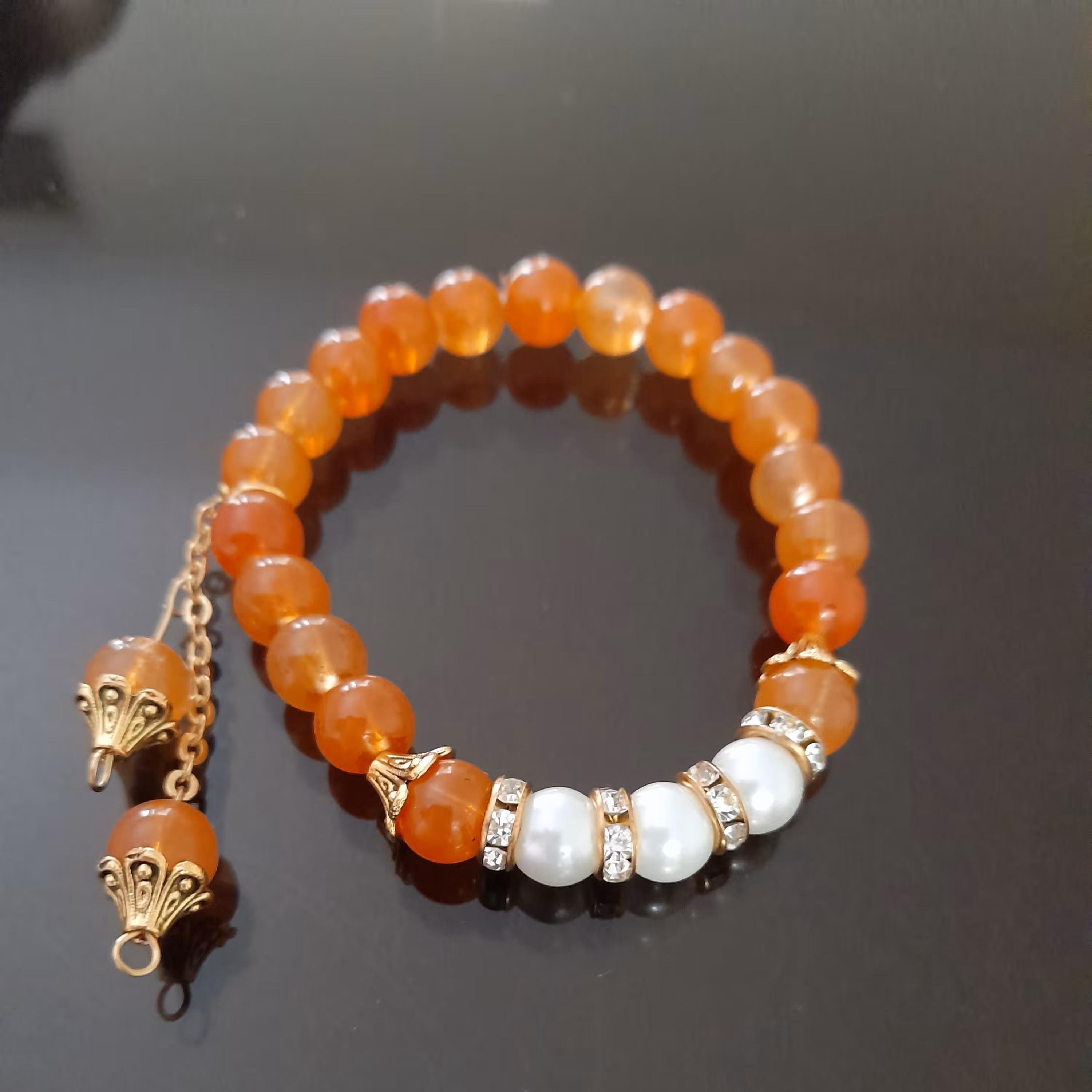 دستبند عقیق سرخ با خرج کار نگین دار رنگ ثابت ..قابل سفارش به صورت ست و نیم ست