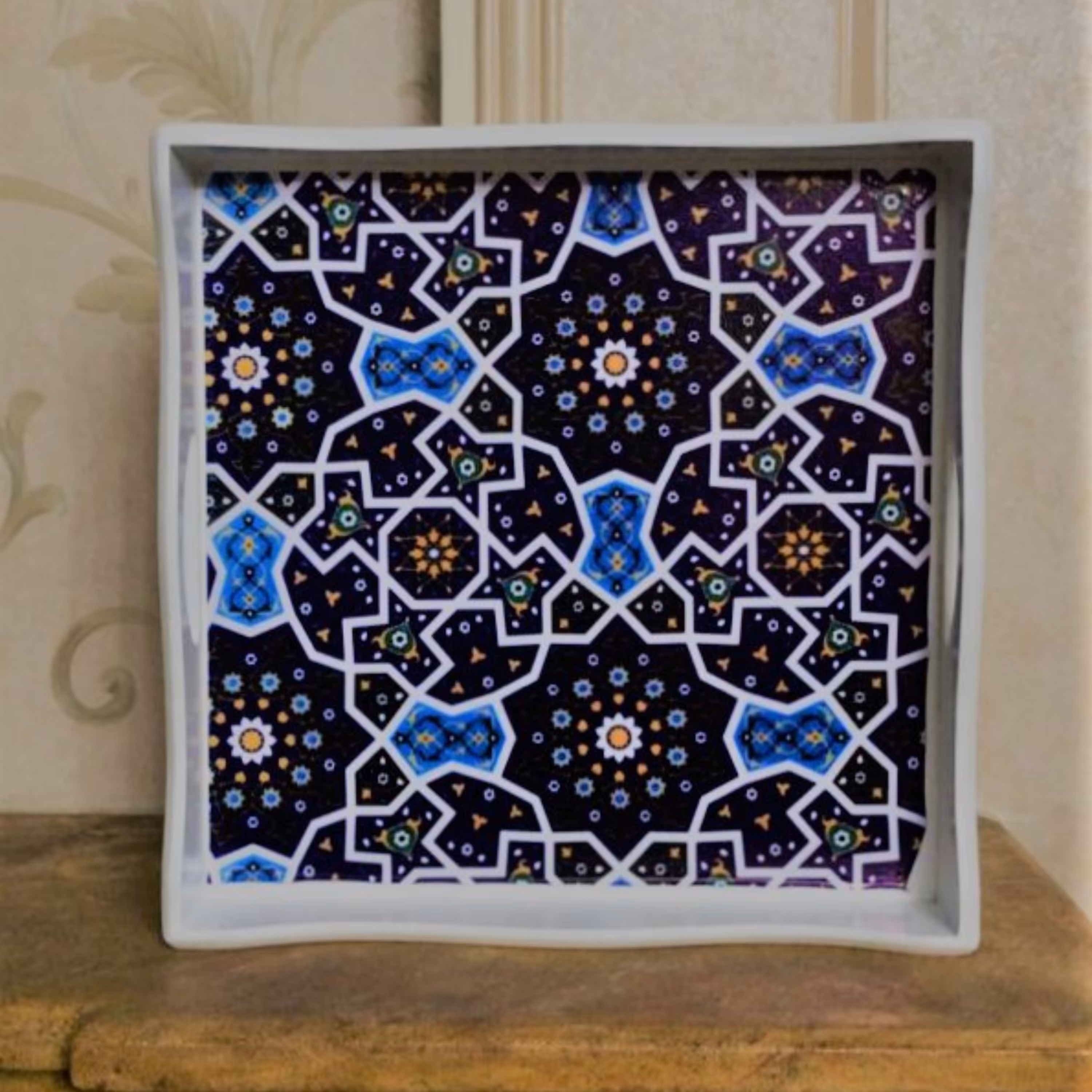 سینی چوبی مربع دکوپاژ شده طرح بختیاری