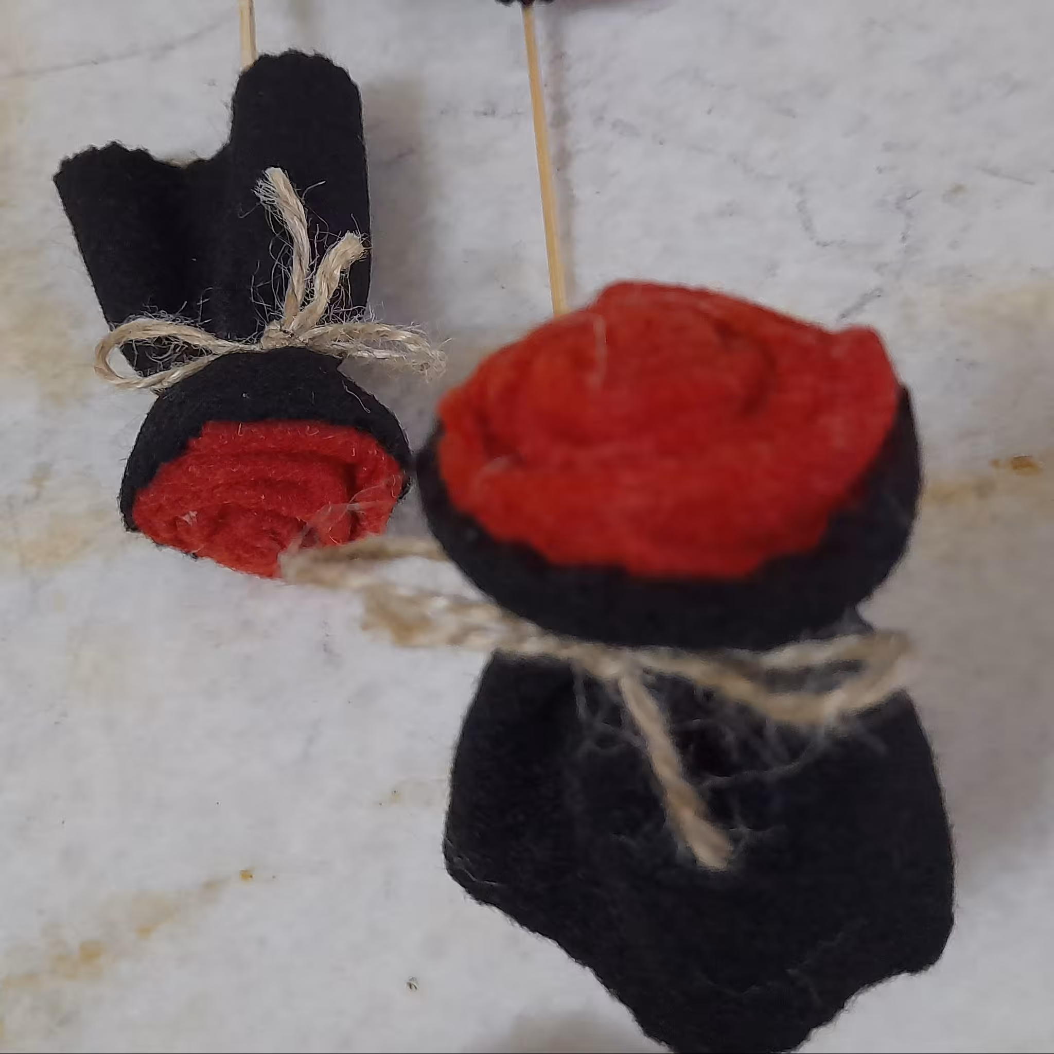 گل رز نمدی قرمز، دارای چوب بلند، 7گرم، مناسب برای هدیه دادن و تزئینات 