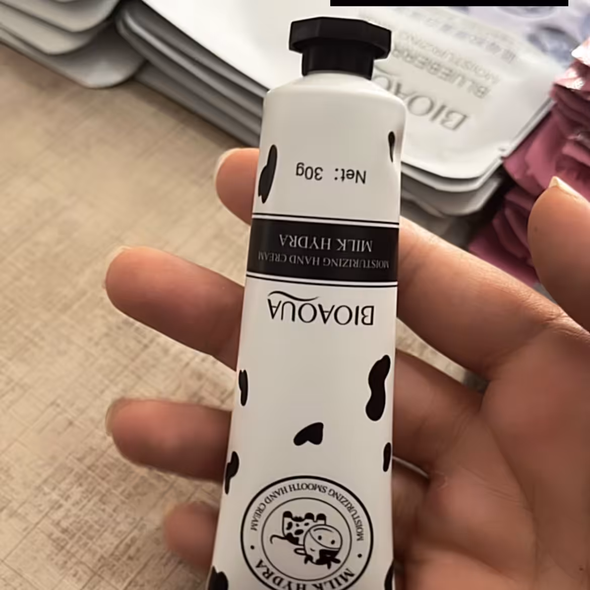 کرم مرطوب کننده دست شیر گاو