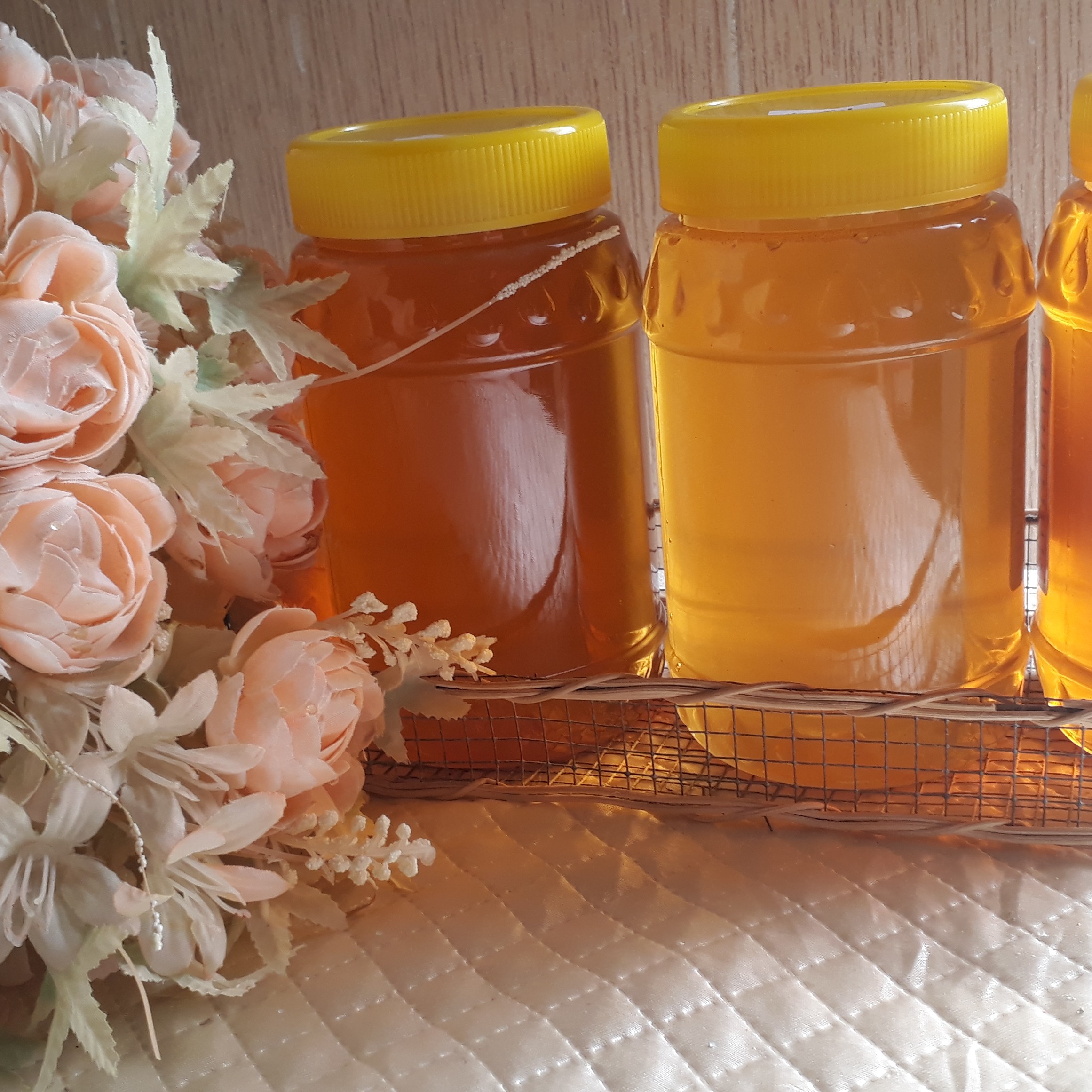 عسل گشنیز با رنگی روشن و طعمی عالی و کیفیتی بسیار خوب و وزن 1000 گرم