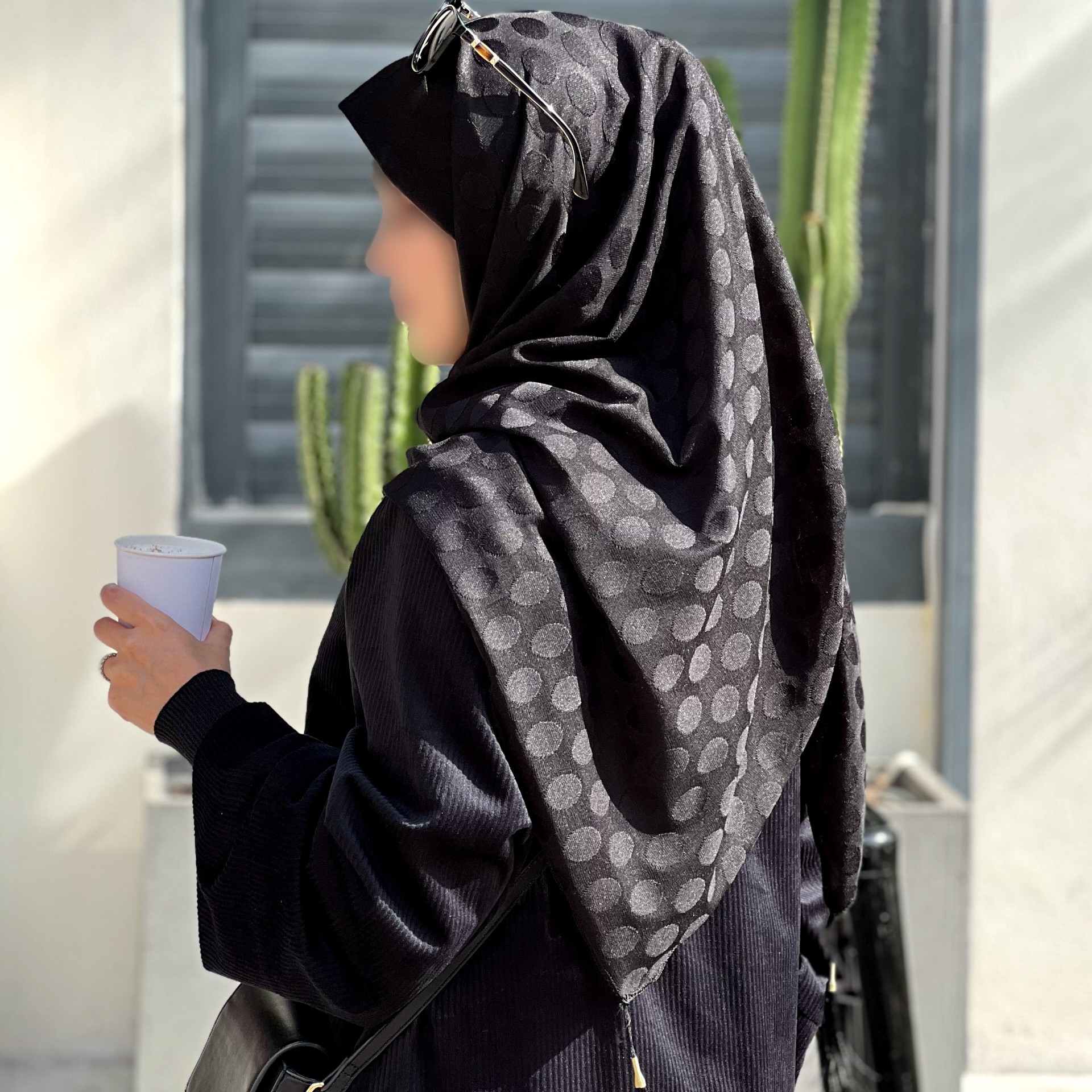 روسری ژاکارد مجلسی مشکی منگوله دار قواره بزرگ با کیفیت بالا و کاملا مشکی پاییزه