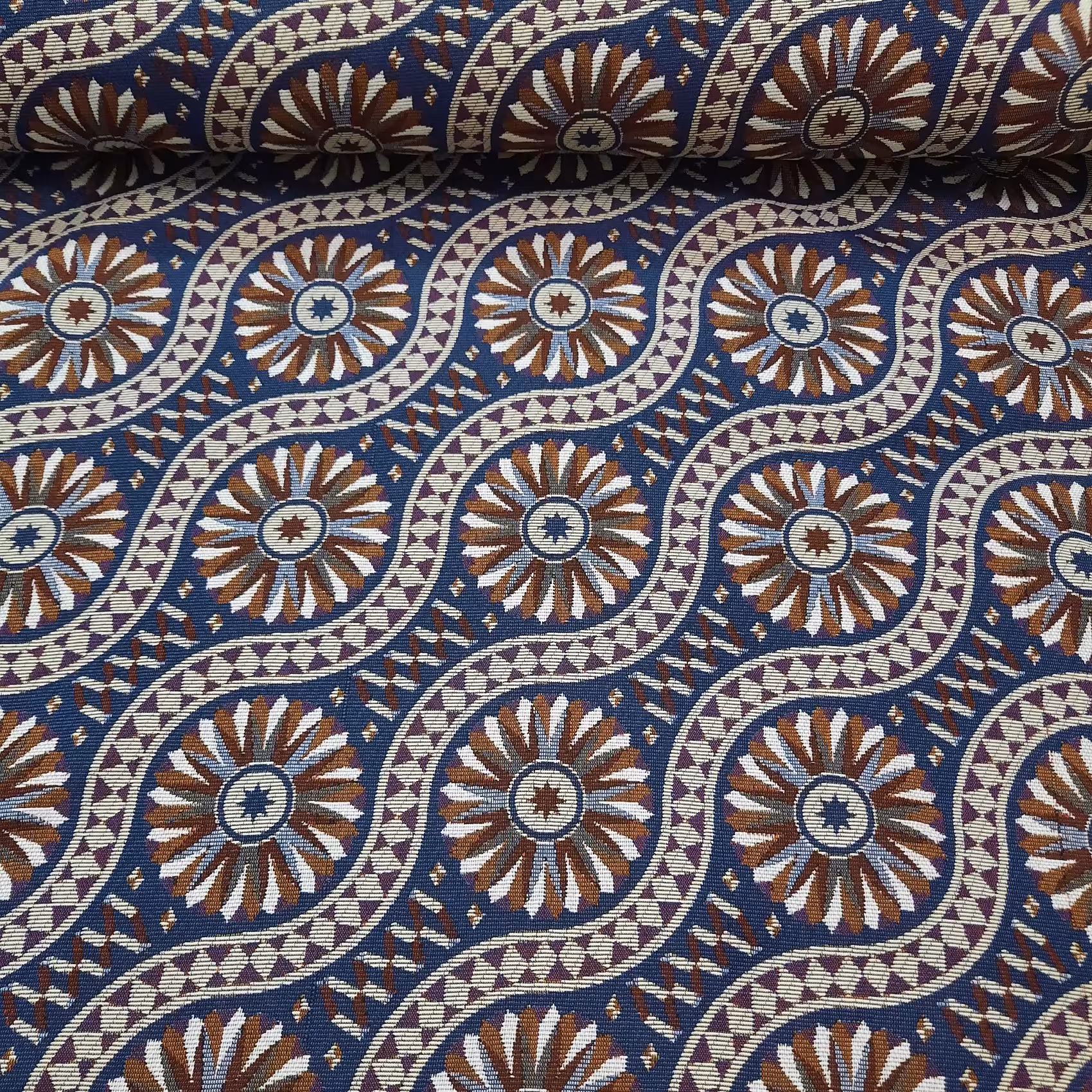 پارچه طرح سنتی مناسب زیر سفره در سه طدح