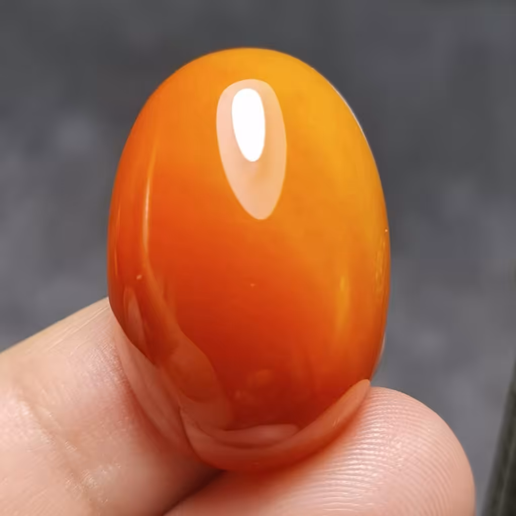 نگین درشت فوق العاده زیبای سنگ عقیق خوش رنگ اصل معدنی ابعاد 30 در 20 میلیمتر 
کد 27586