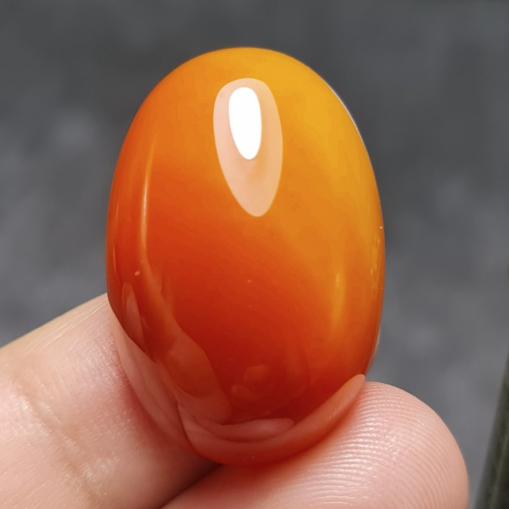 نگین درشت فوق العاده زیبای سنگ عقیق خوش رنگ اصل معدنی ابعاد 30 در 20 میلیمتر 
کد 27586