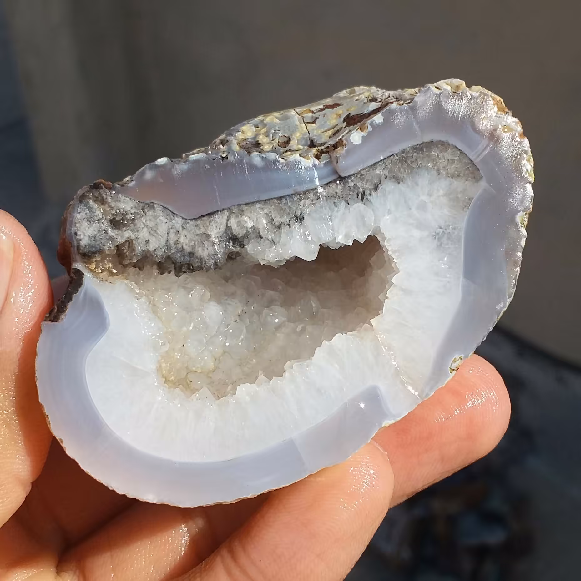 اسلایس سنگ راف عقیق سلیمانی سه بعدی تو خالی پر بلور صد در صد طبیعی 
 کد 11574