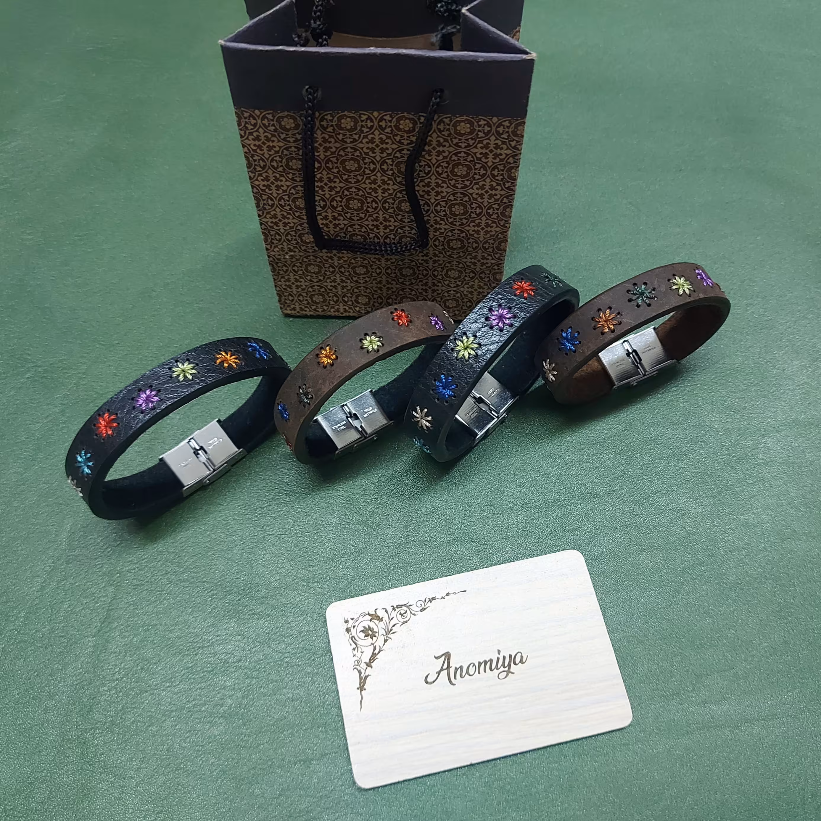 دستبند چرم  دست دوز  گاو  در دو  رنگ مشکی و قهوه ای با دوخت طرح گل ست با همه نوع استایل