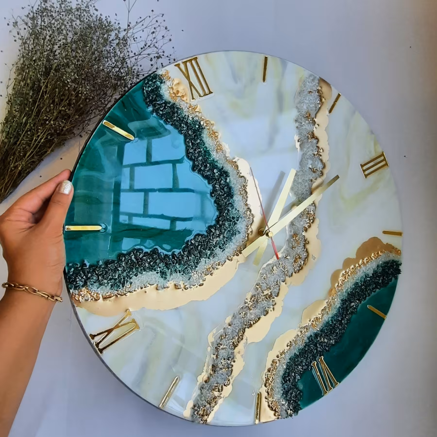 ساعت دیواری رزینی سفید سبز قطر 50 سانت طرح ژئود