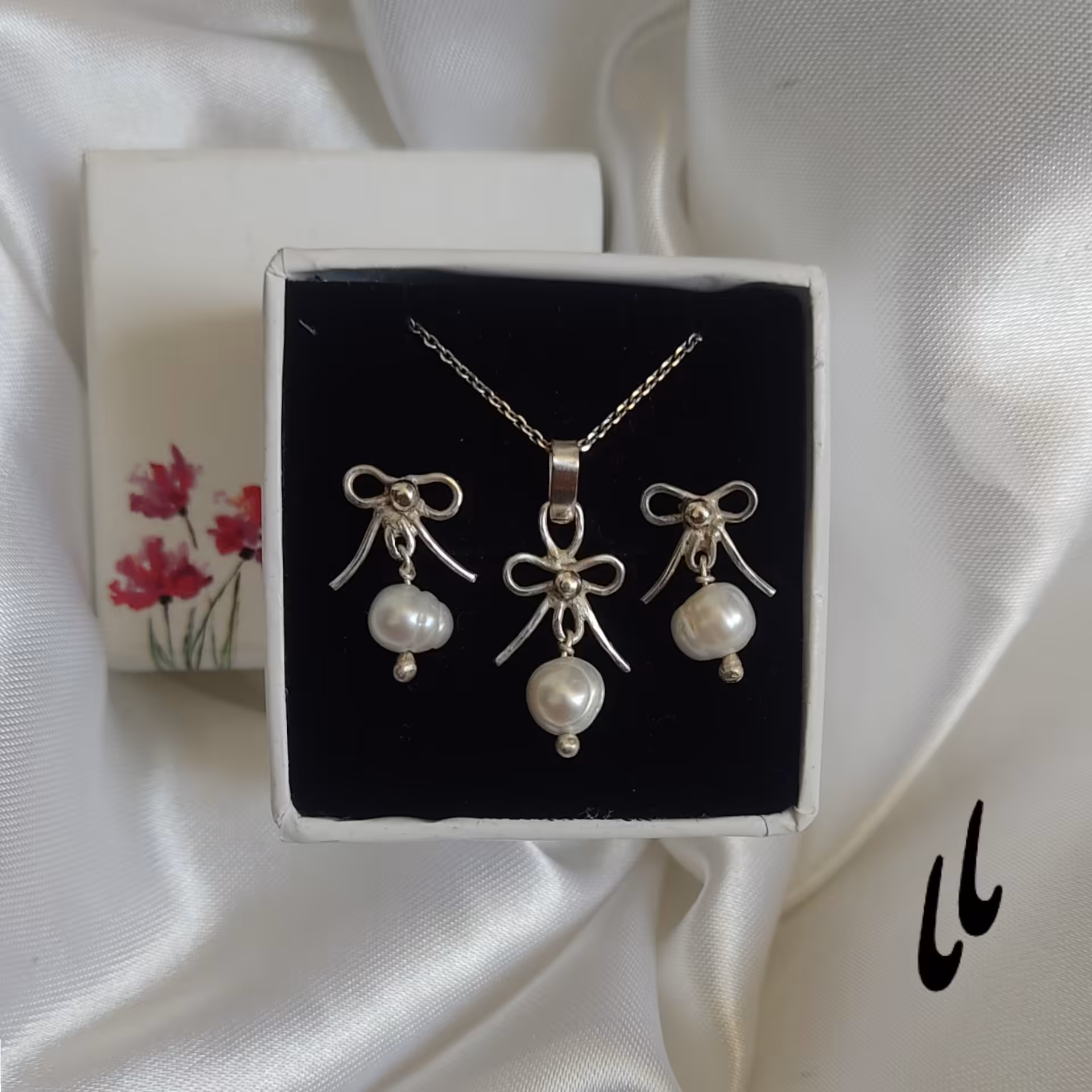 نیمست نقره پاپیون با گوهر مروارید پرورشی اصل دستساز بدون زنجیر