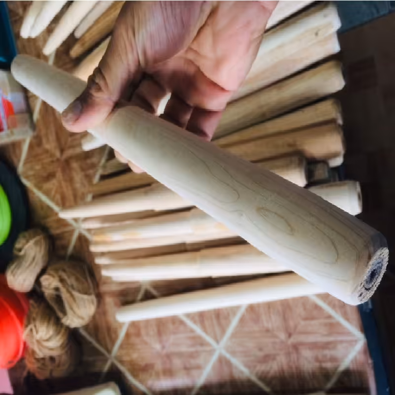 دسته داس (دهره) خراطی شده از جنس چوب درخت ون (زبان گنجشک)