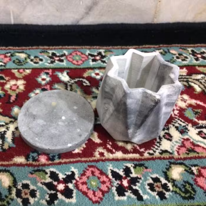 گلدان بتنی کوچک بهمراه زیرگلدانی