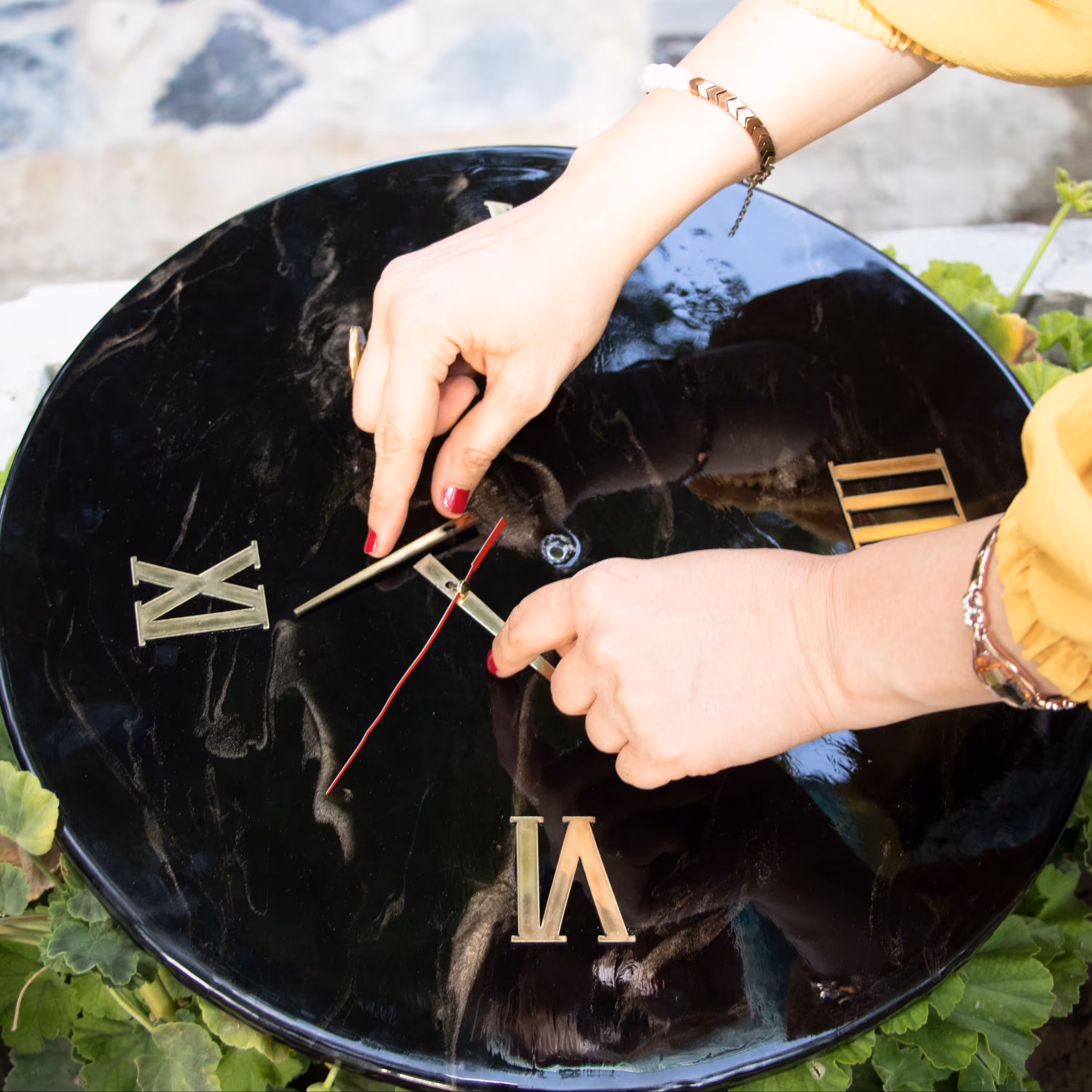 ساعت دیواری رزین مشکی- طلایی