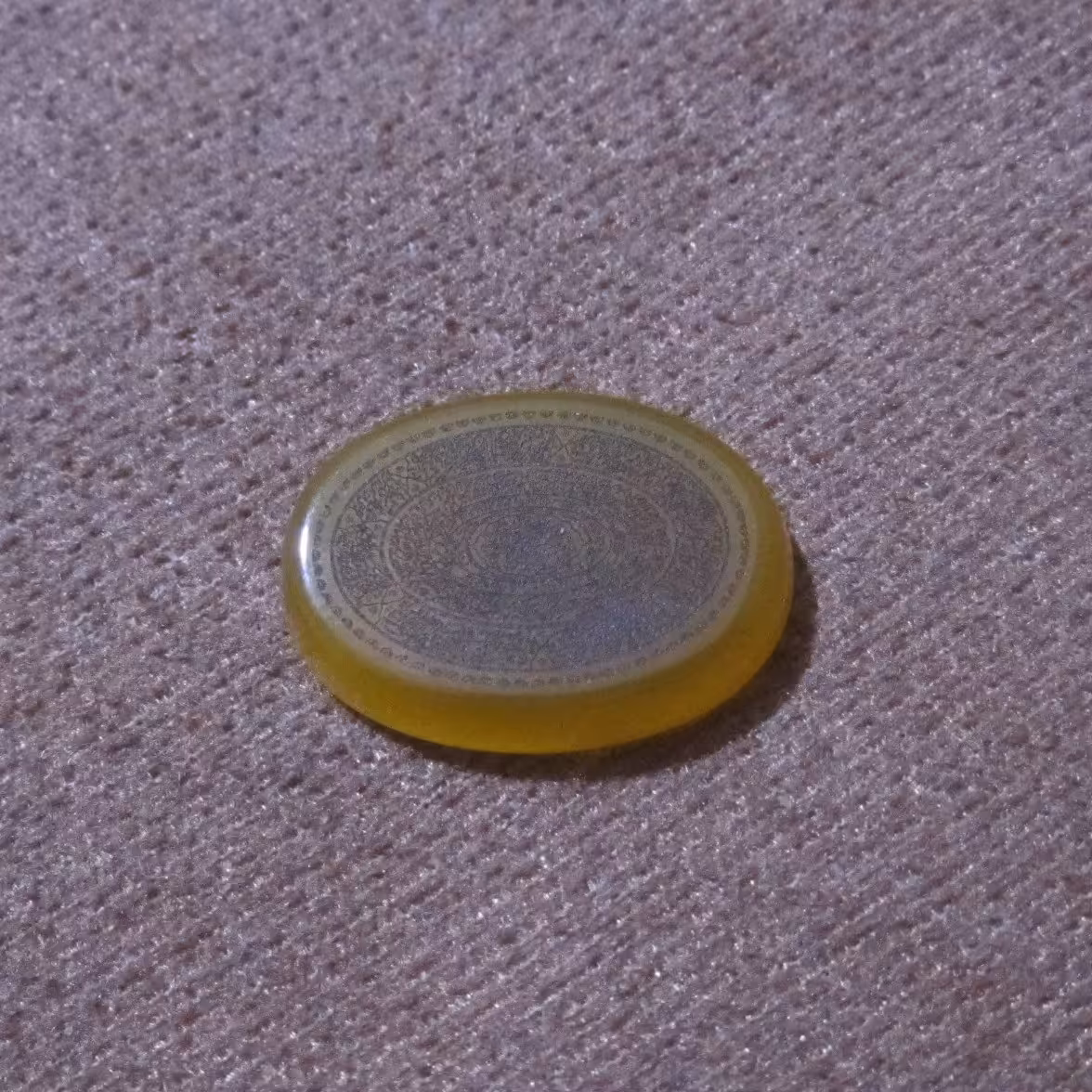 کتیبه 16 ذکر یا 16 حرز دارای جامع ذکرها و آیات بر روی عقیق زرد اصل و معدنی