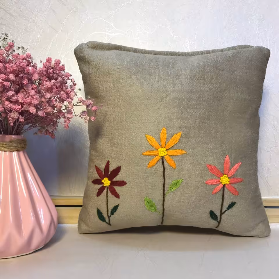 کوسن گلدوزی سایز 25در25 جنس پارچه کارما مبلی  رنگ کرم مهروماه (پس کرایه)