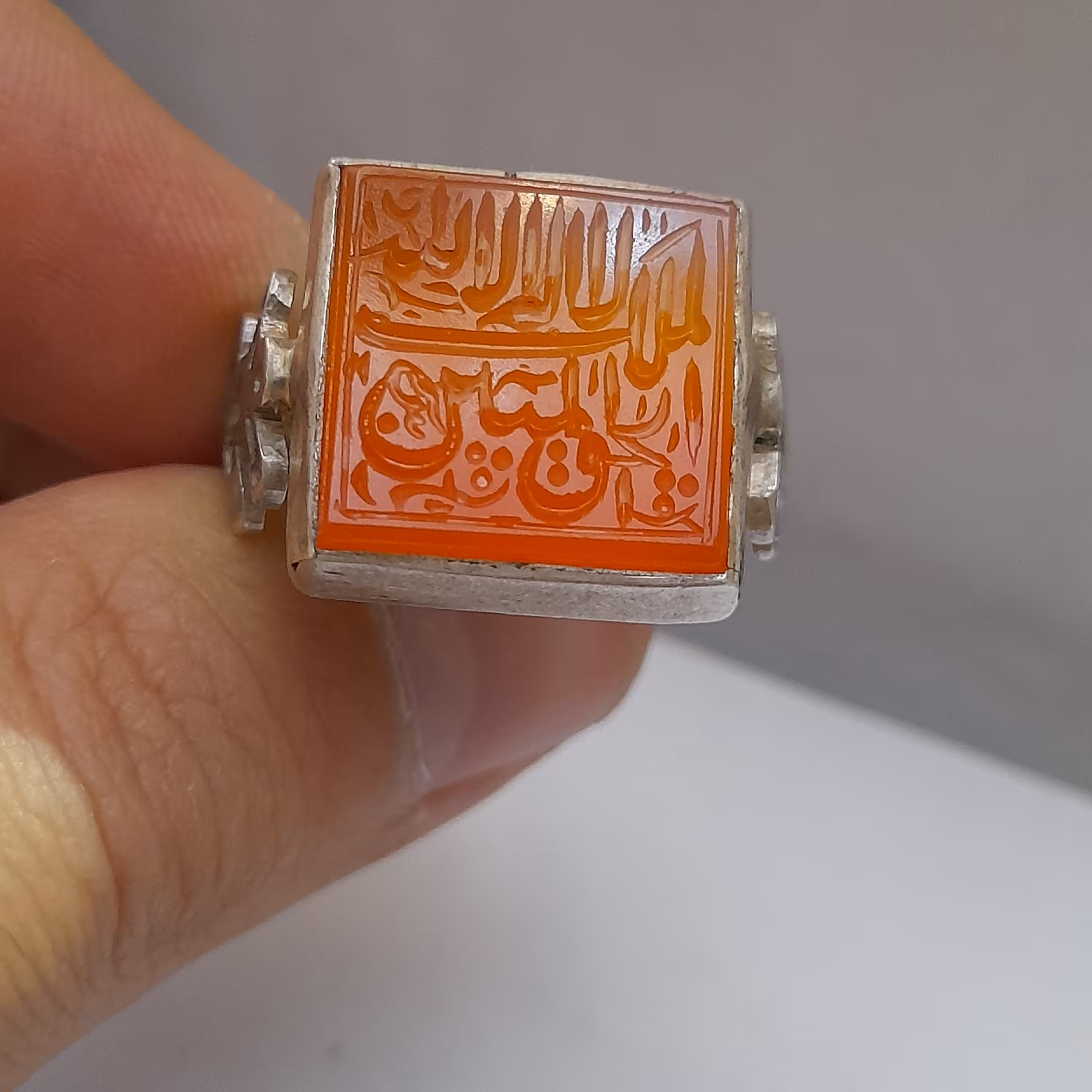 رکاب صفوی، با سنگ عقیق ، دستساز، خطی لا اله الا الله الملک الحق المبین