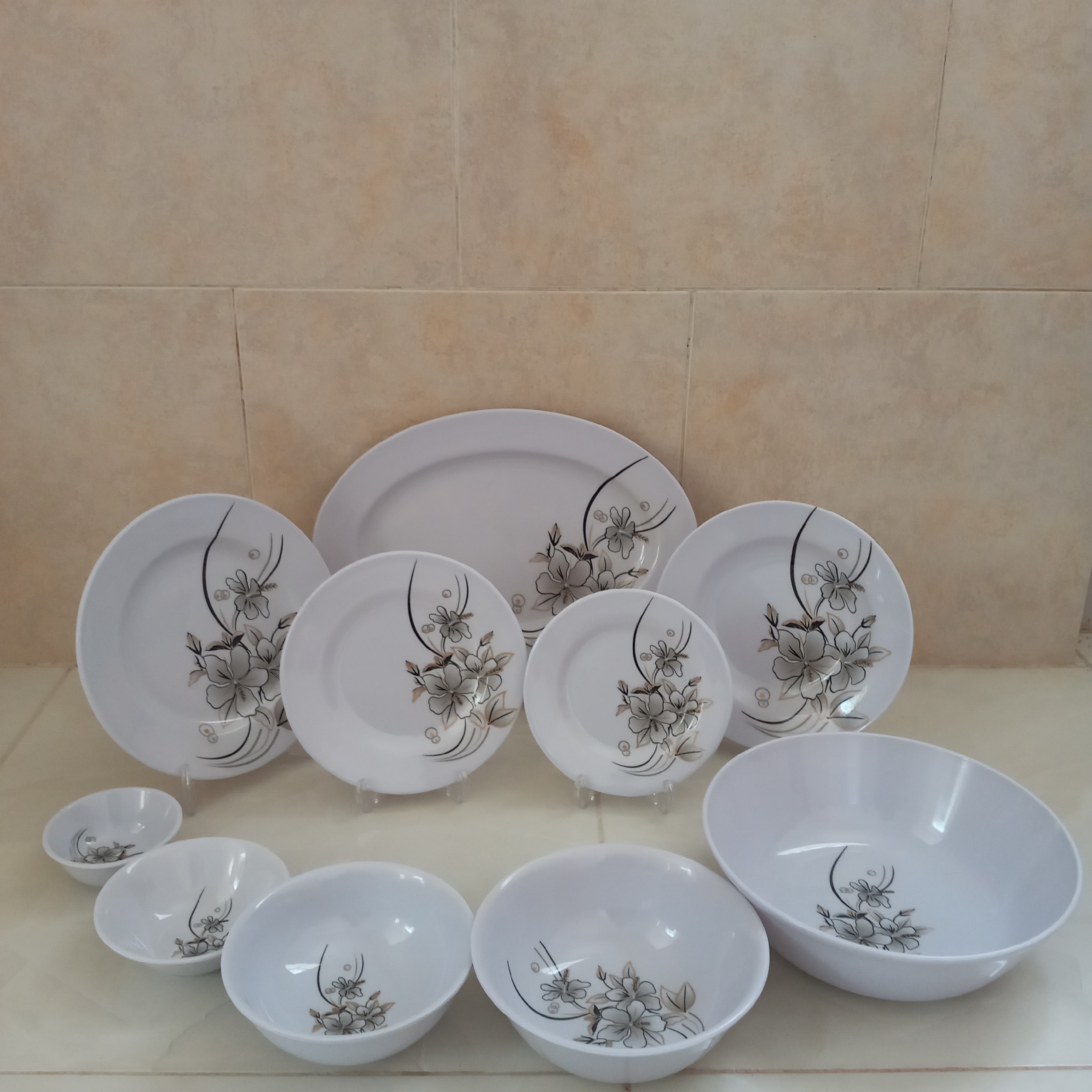 سرویس ملامین 45 پارچه 6 نفره مارک سپید یزد دارای استاندارد جنس درجه یک تولید کارخانه یزد جنس بسیار عالی طرح نقره ای