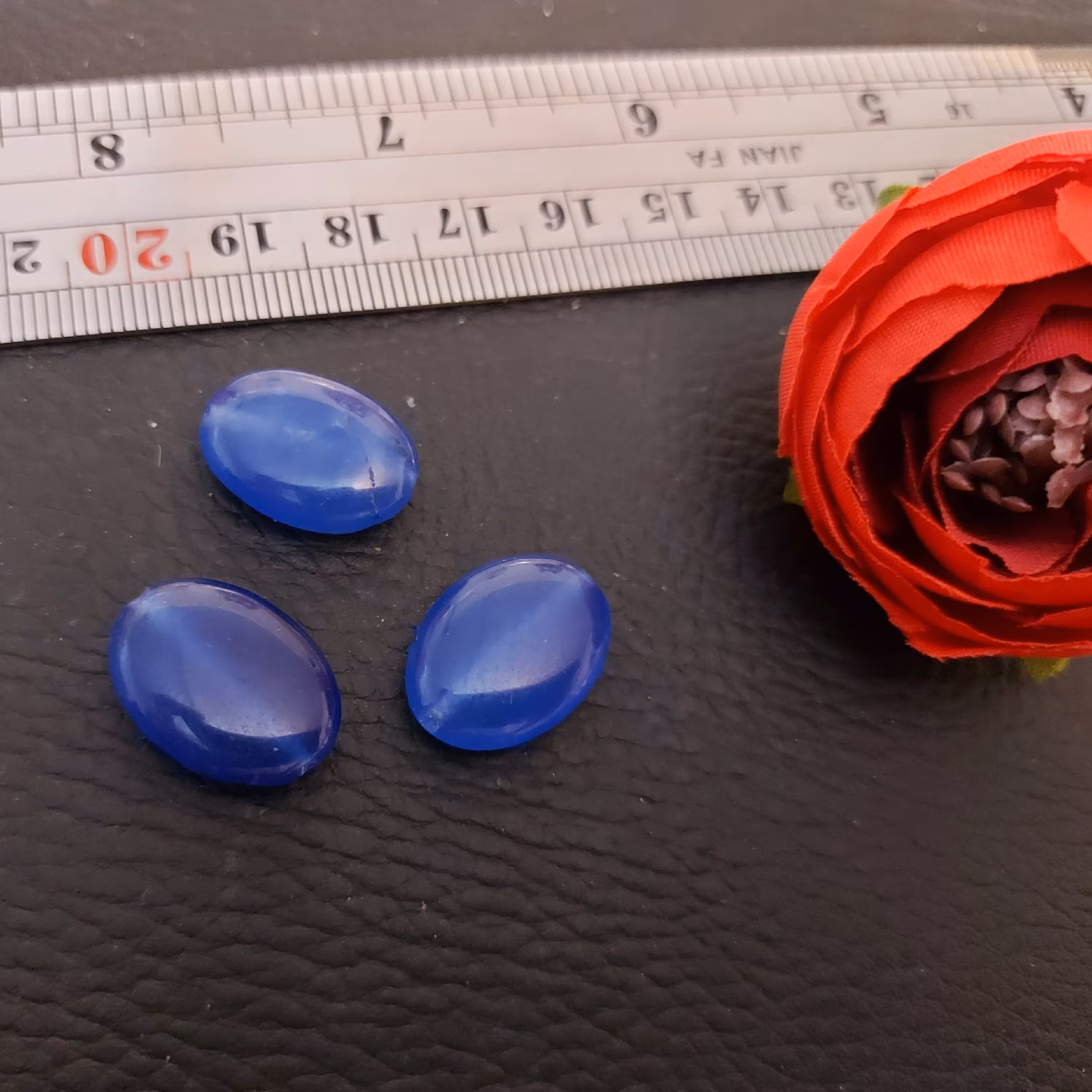 سنگ عقیق آبی بیضی با سوراخ رد شونده تک عددی