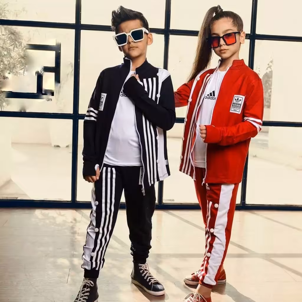 سه تیکه اسپرت تیکه دار جنس: نخ پنبه دورس

محدوده سنی:3تا10سال

رنگبندی: سورمه ایی_قرمز