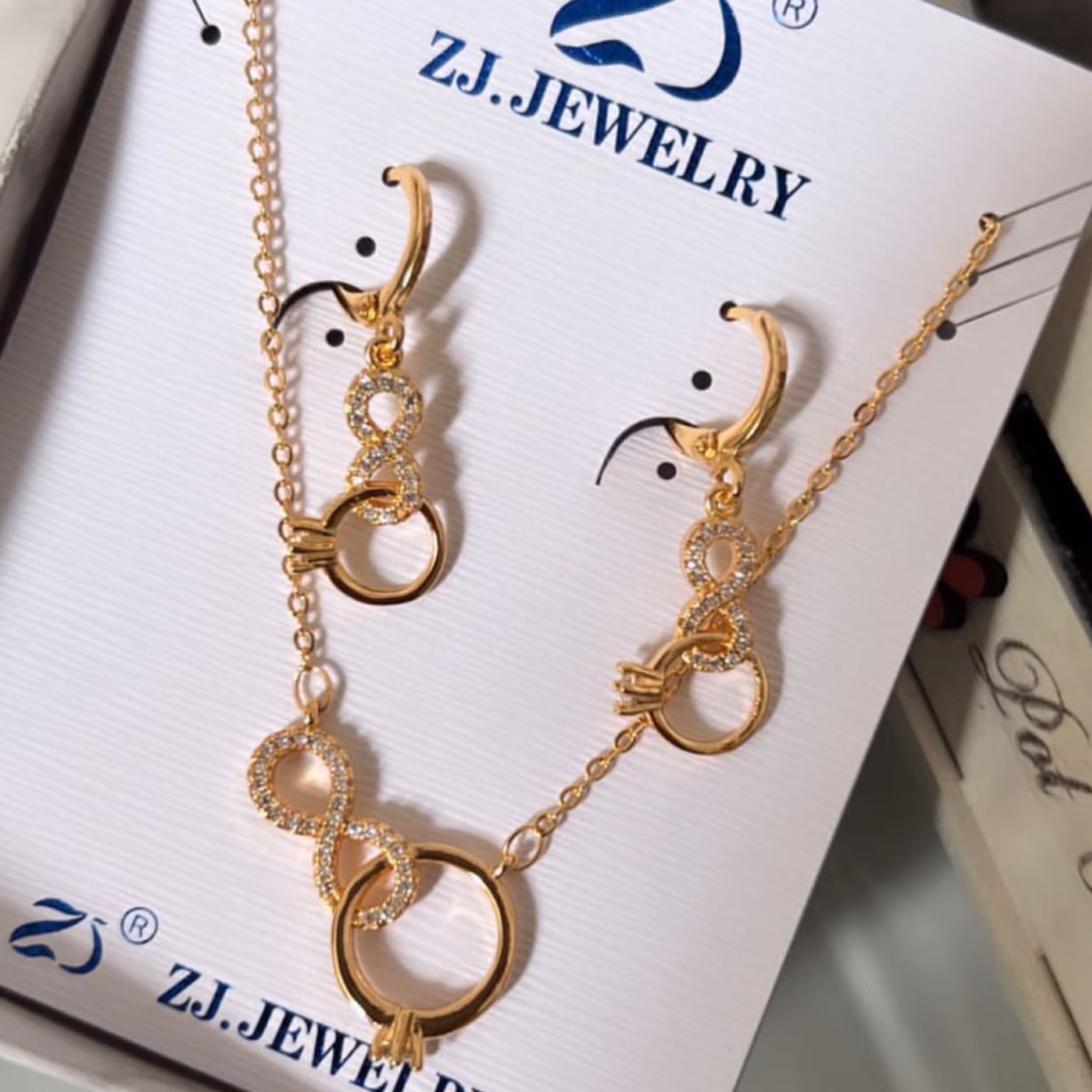 نیم ست گردنبند و گوشواره ی انگشتر در بی نهایت نگینی رنگ ثابت مارک وبا زنجیر45س