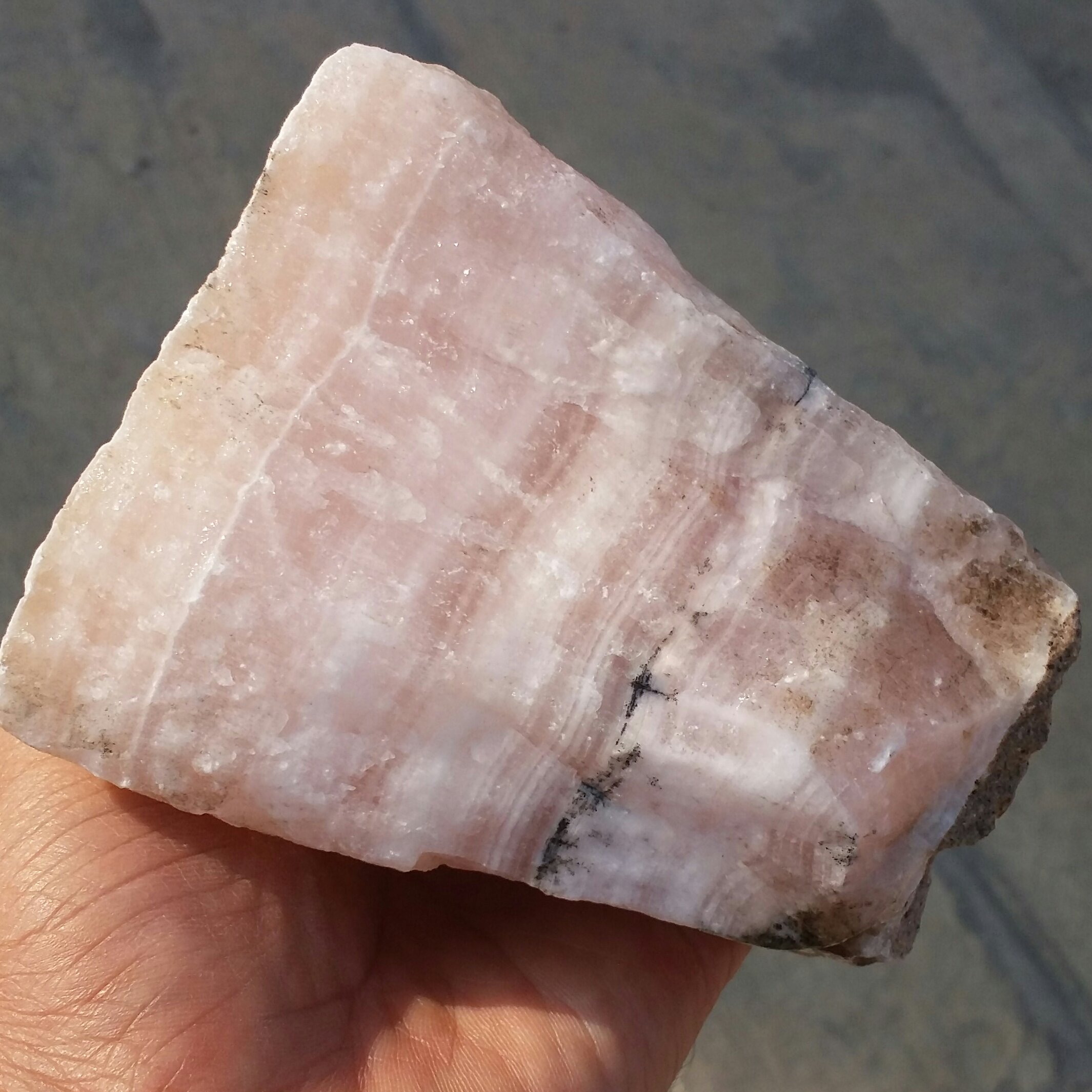 سنگ راف غووولپیکر  وحجیم وارداتی آراگونیت صورتی سفید بسیار کمیاب صددرصد طبیعی  شاهکار خلقت
با قابلیت ساخت چندین نگین خاص