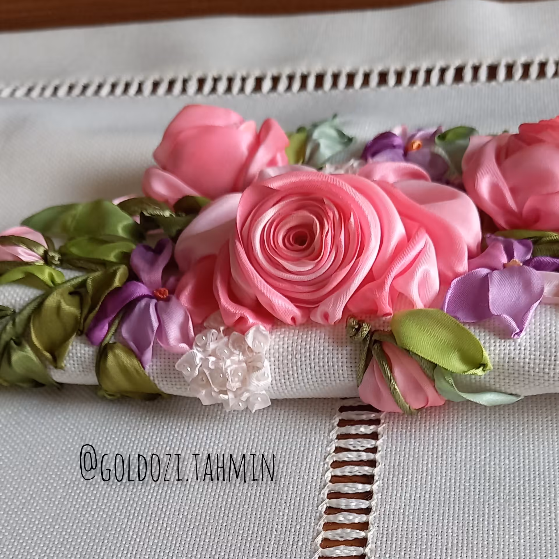 رومیزی  ژوردوزی  و روباندوزی در ابعاد  150 در50 رنگ  شیری 