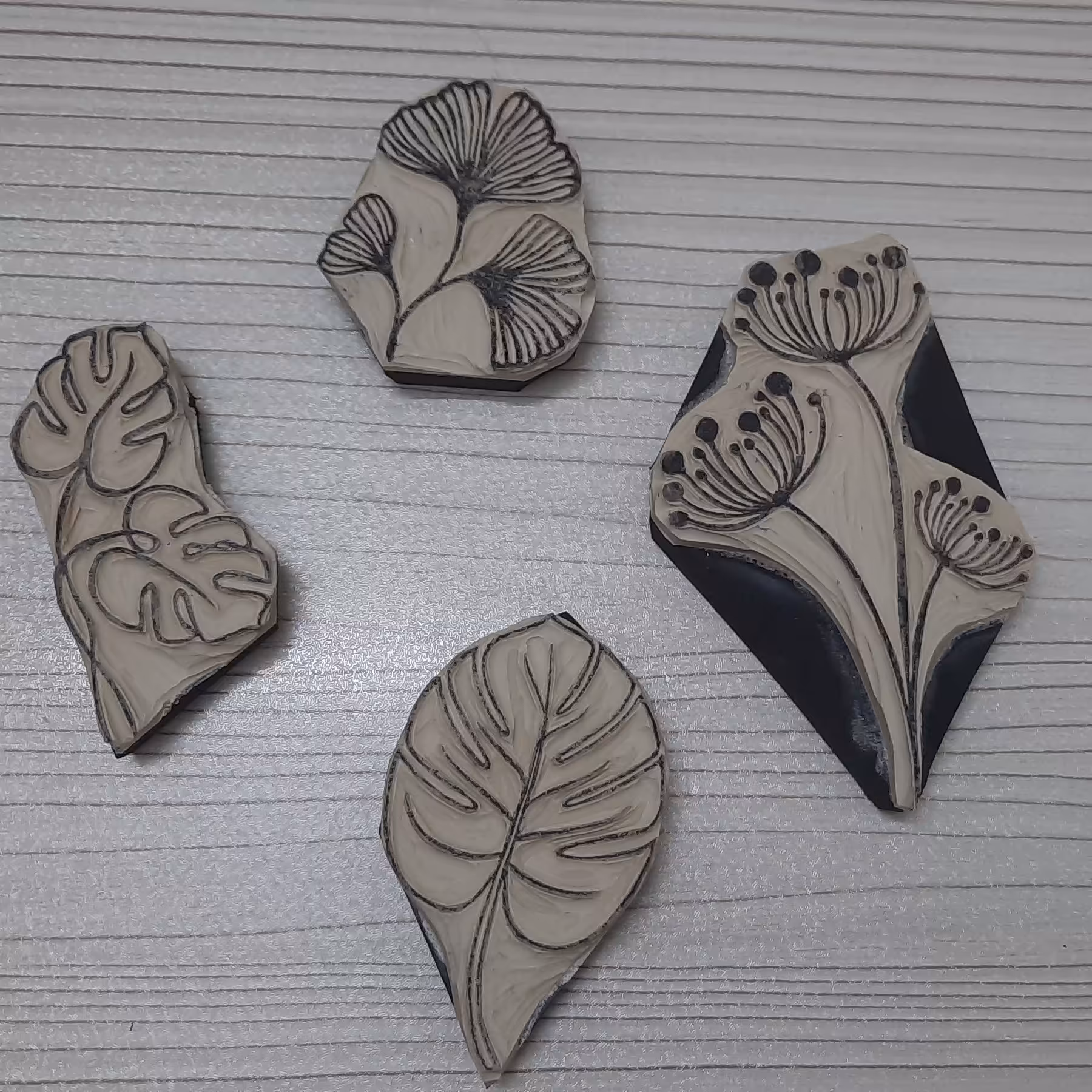 مهر فانتزی برگ...مهر برگ..ظریف و شیک جهت چاپ پارچه و چرم..قیمت هر عدد65ت