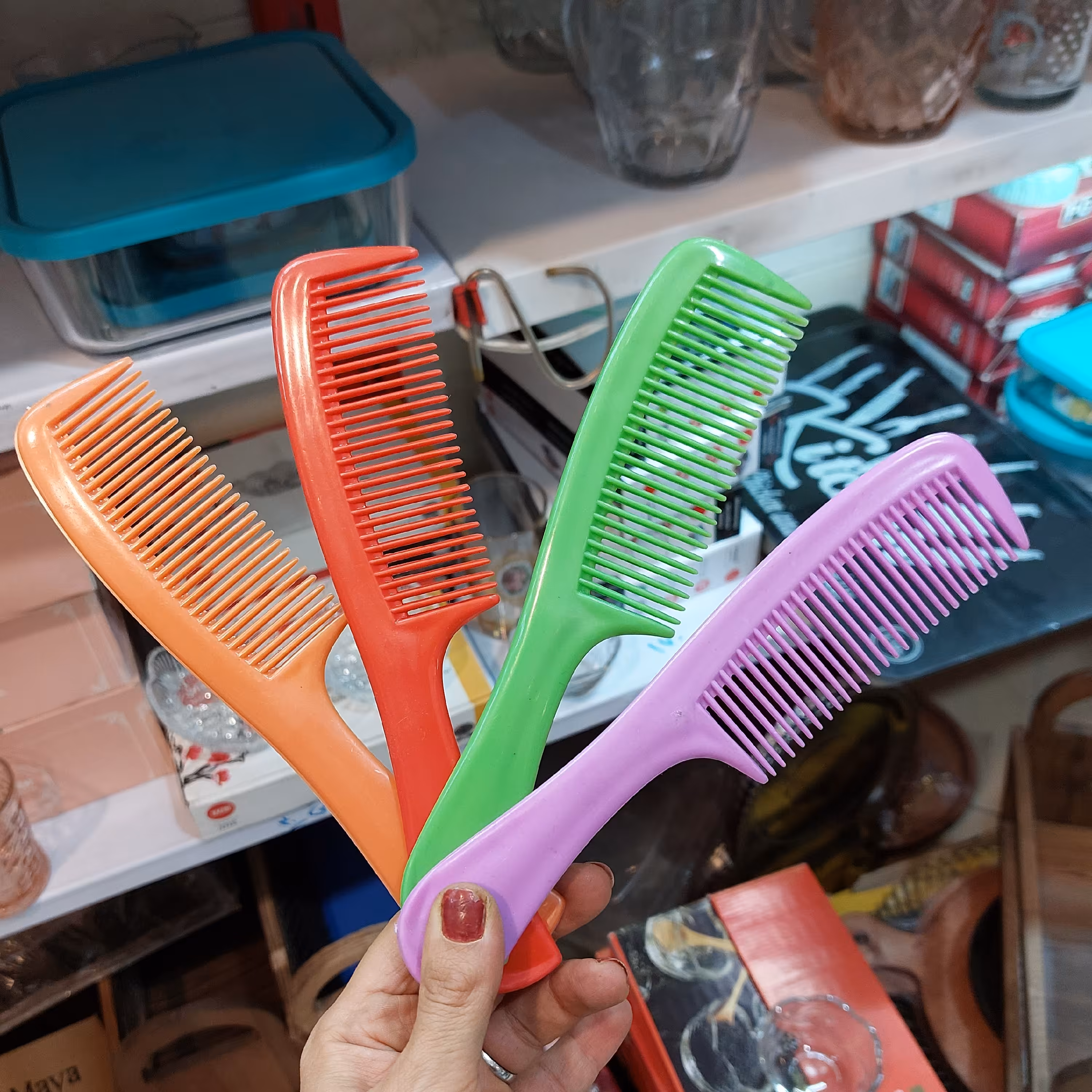 شانه مو دسته دار مدل قدیمی در پلاسکو دهقان 