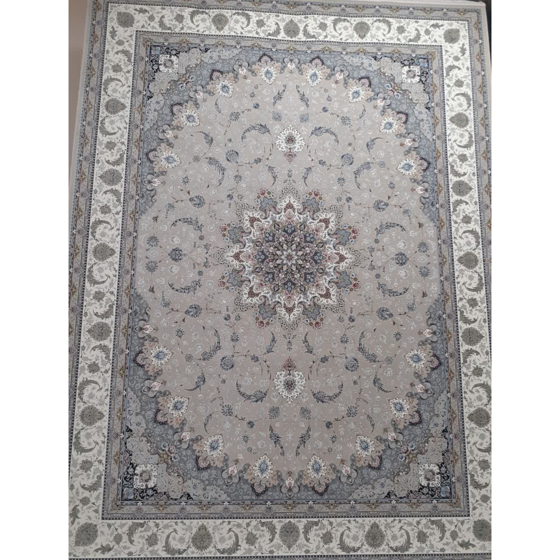فرش ماشینی 1500 شانه گل برجسته اصل تراکم 4500 طرح اصفهان زمینه صدفی 12 متری جنس اکرولیک