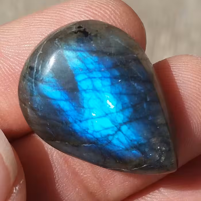 نگین لابرادوریت وارداتی از کشور لابرادور کانادا با تلالوئی بی نظیر و چشم نواز کد 10115