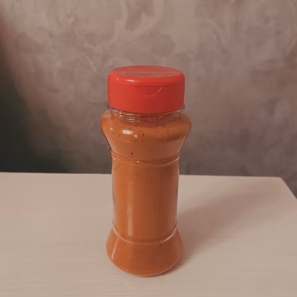 پودر فلفل قرمز اعلا در ظرف نمک پاشی 65 گرمی