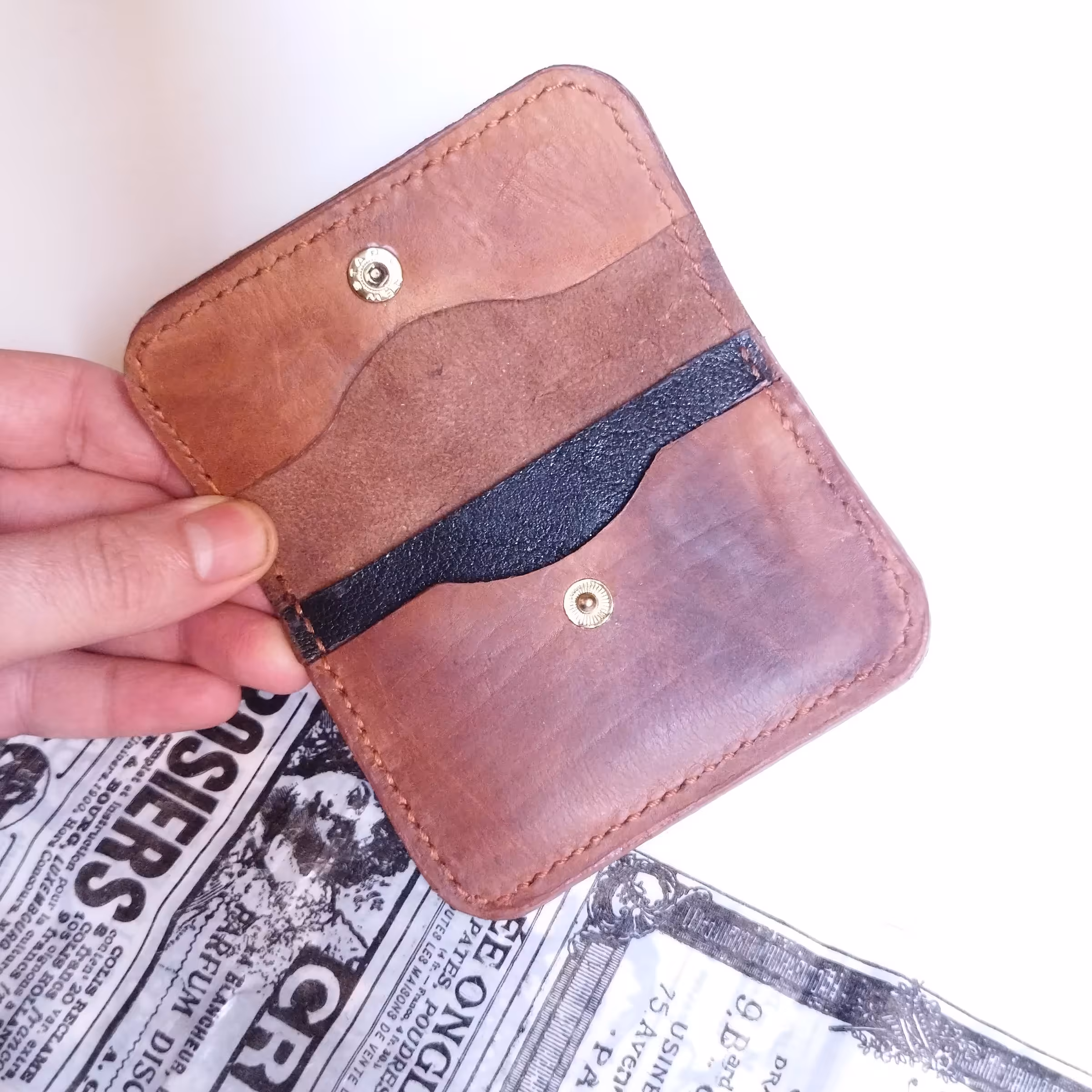 جاکارتی چرم طبیعی. 