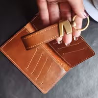 کیف پول کتی با  چرم طبیعی  گاوی وکیوم همراه با جا سوئیچی ست طرح لبخند کاملا دستدوز