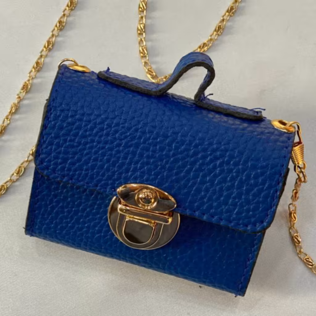 کیف کدC260
 تکرار شد 
جاکارتی
دستی و دوشی
قفل دار
بند زنجیر
جنس  شرانک
ابعاد 7در10