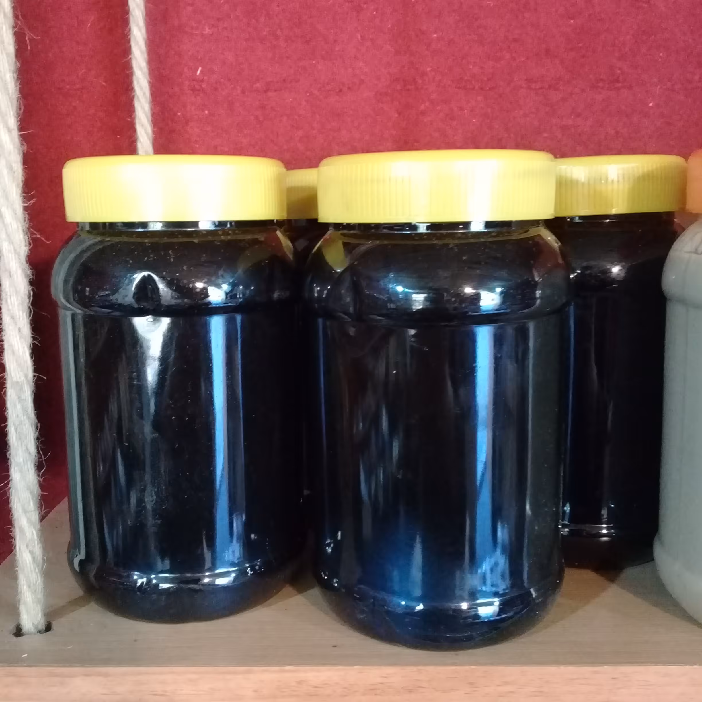 (4شیره) چهاره شیره  یک کیلویی حاوی شیره توت شیرا انگور شیره انجیر شیره خرما