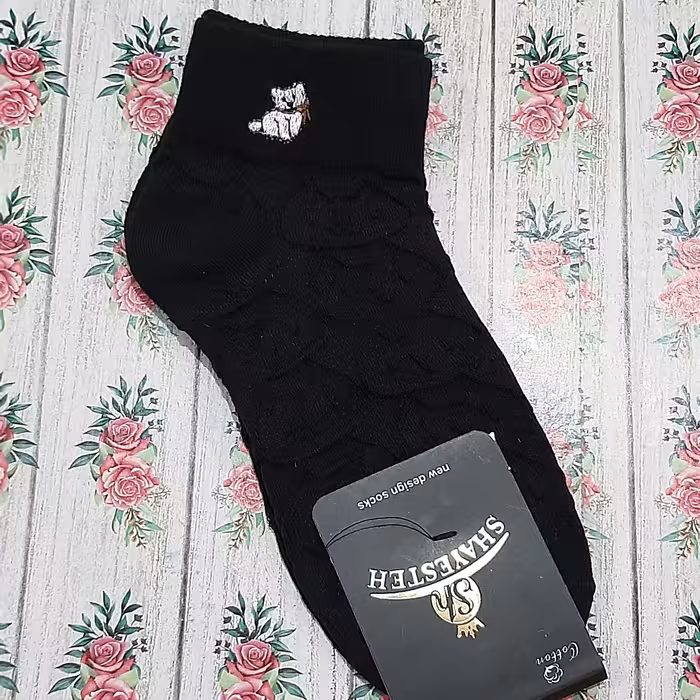 جوراب مشکی نخی طرح برجسته گربه  بسیار نرم و لطیف و بسیار مشکی کیفیت عالی طرح  شیک وخاص در  پنج طرح زیبا