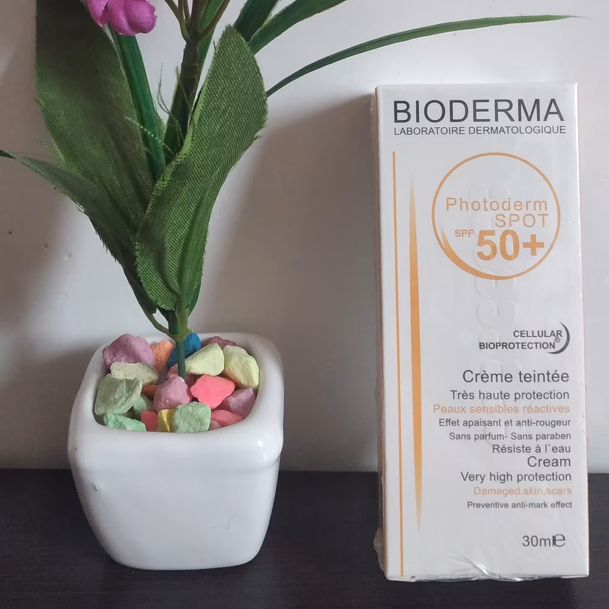 ضدآفتاب فاقد چربی بیودرما ضدآفتاب بی رنگ بیودرما بیودرما ضدآفتاب بی رنگ فاقد چربی