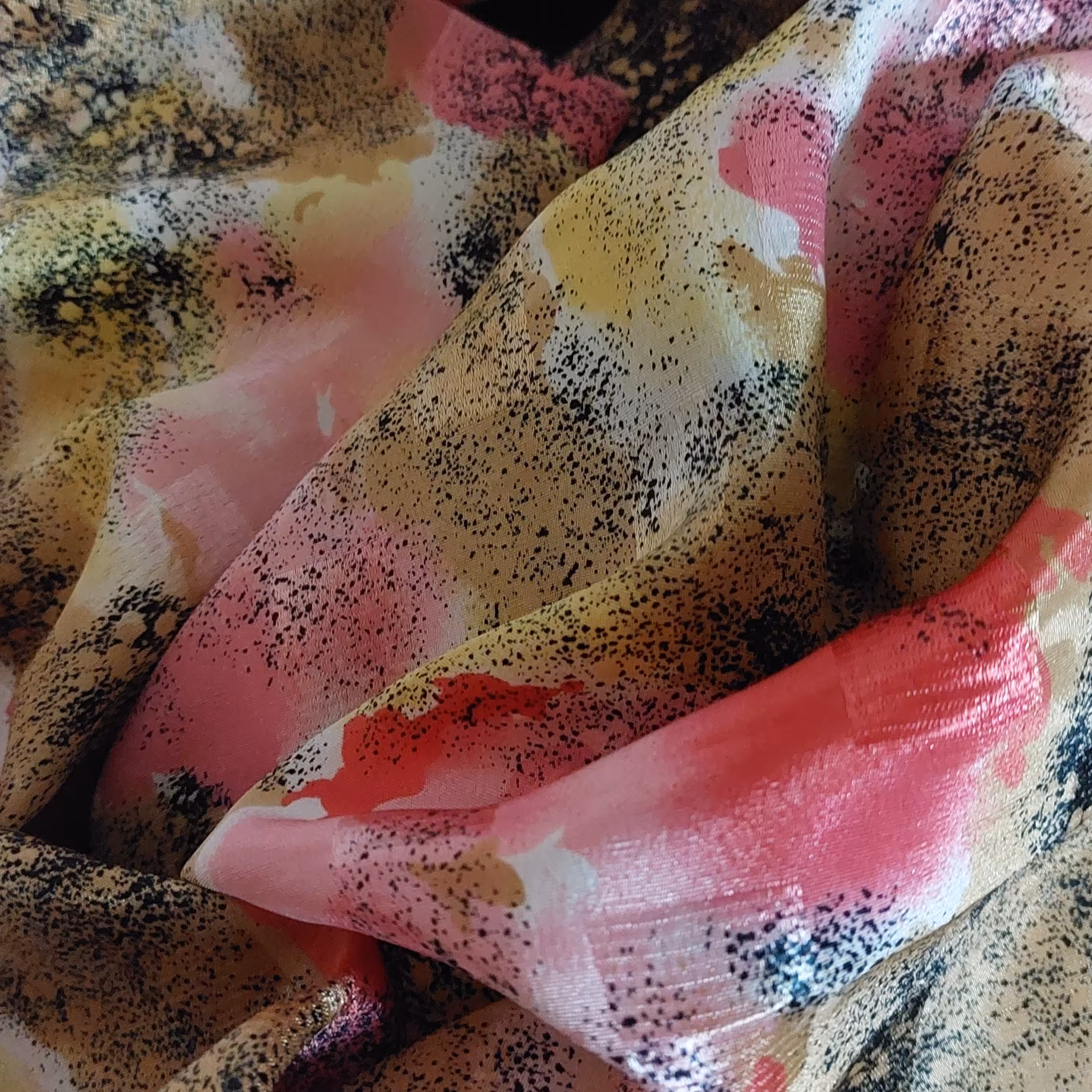 پارچه کرپ ساتن 2متر و نیم  باعرض 114 قیمت برای کل   پارچه زده شده