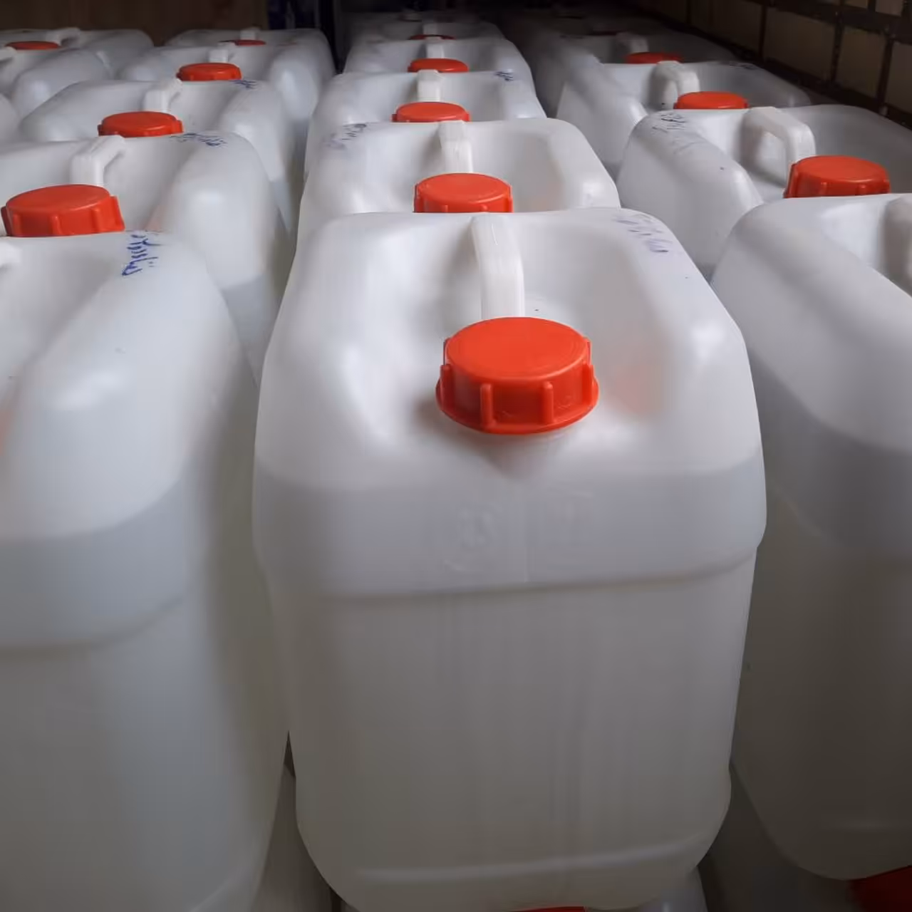 عرق بابونه ( قبل از سفارش اطلاع دهید تا هزینه پست برداشته شده و ارسال از طریق باربری همراه با پس کرایه صورت گیرد)