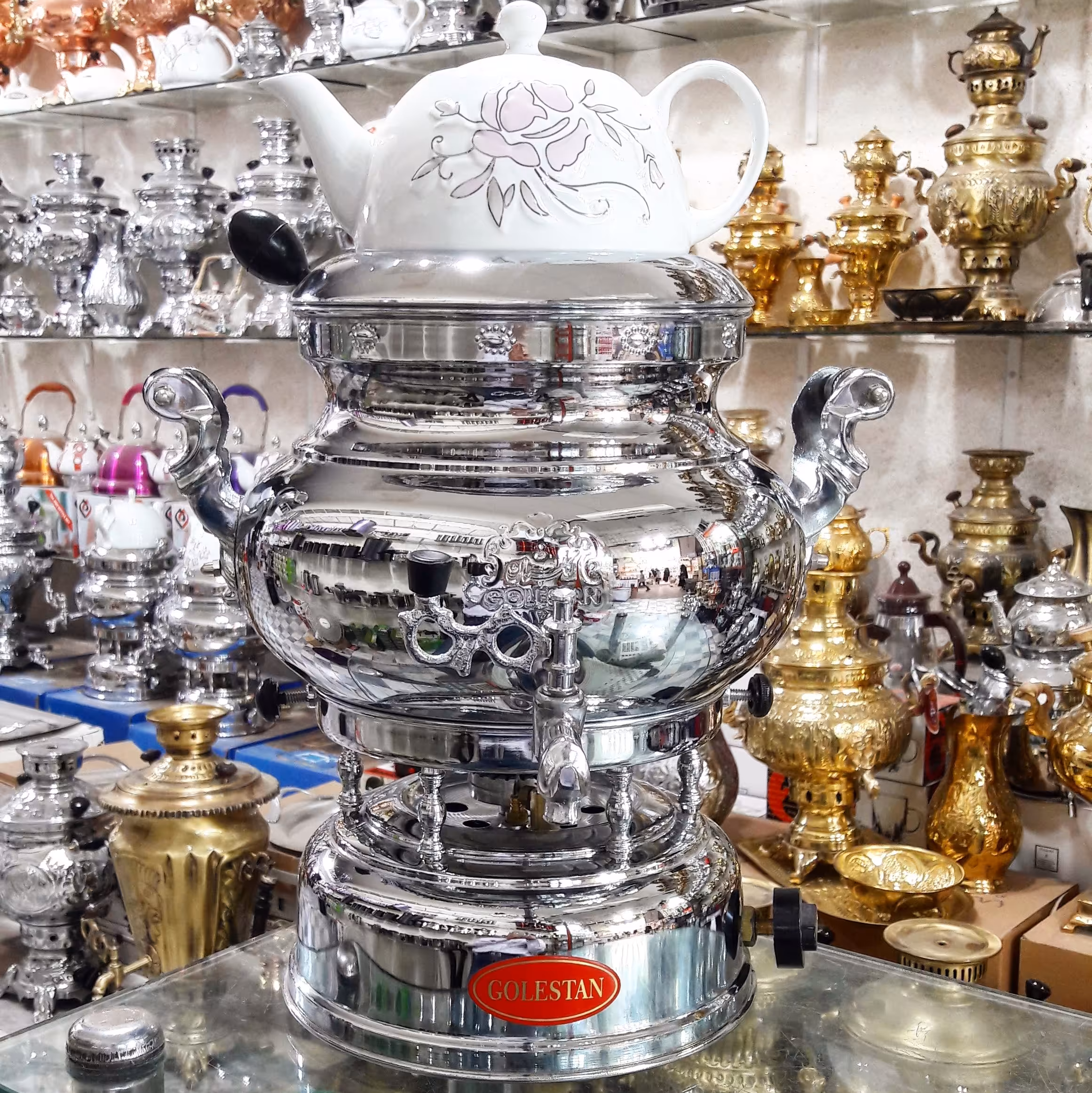 سماور گازی برنجی ورق درحد استاندارد عال برنج اصل با سنگینی و ضخامت 
ظرفیت 8 لیتر با قابلیت 3کاره شدن 
برند اصل و اصالت