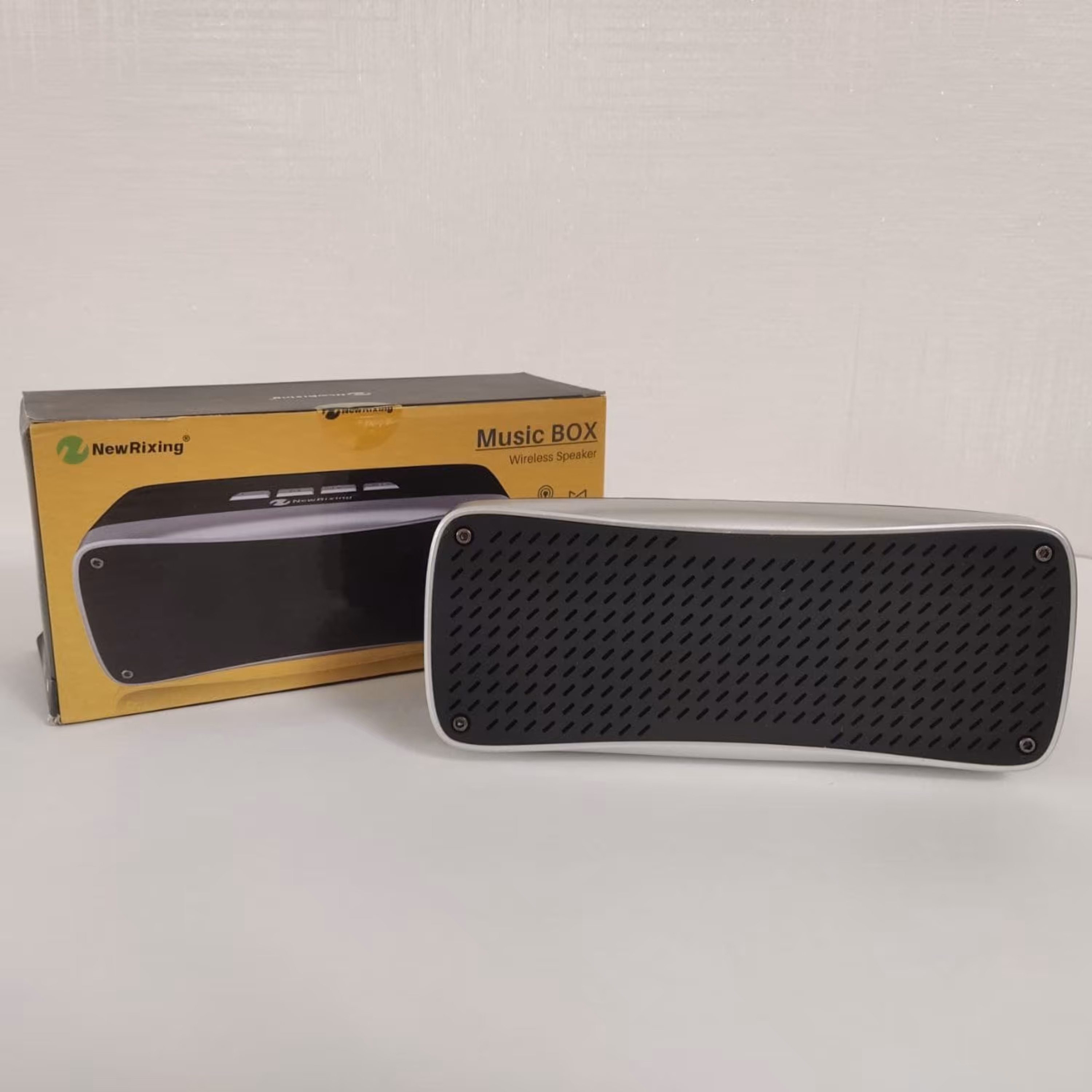 اسپیکر بلوتوثی قابل حمل نیوریکسینگ مدل NR-2033 مشکی رنگ بیس دار