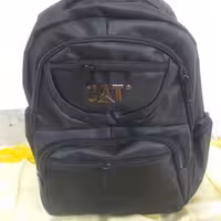 کوله پشتی مارک کت دارای وزن 400 گرمی  دررنگ مشکی  