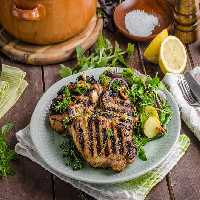 عکس استیک مرغ گریل شده با دورچین سبزی | گرافیک با طعم تربچه